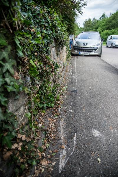 Unterensingen: Aeltere Frau verwechselt mit Peugeot Gas und Bremse und landet zwischen Pkw und Mauer